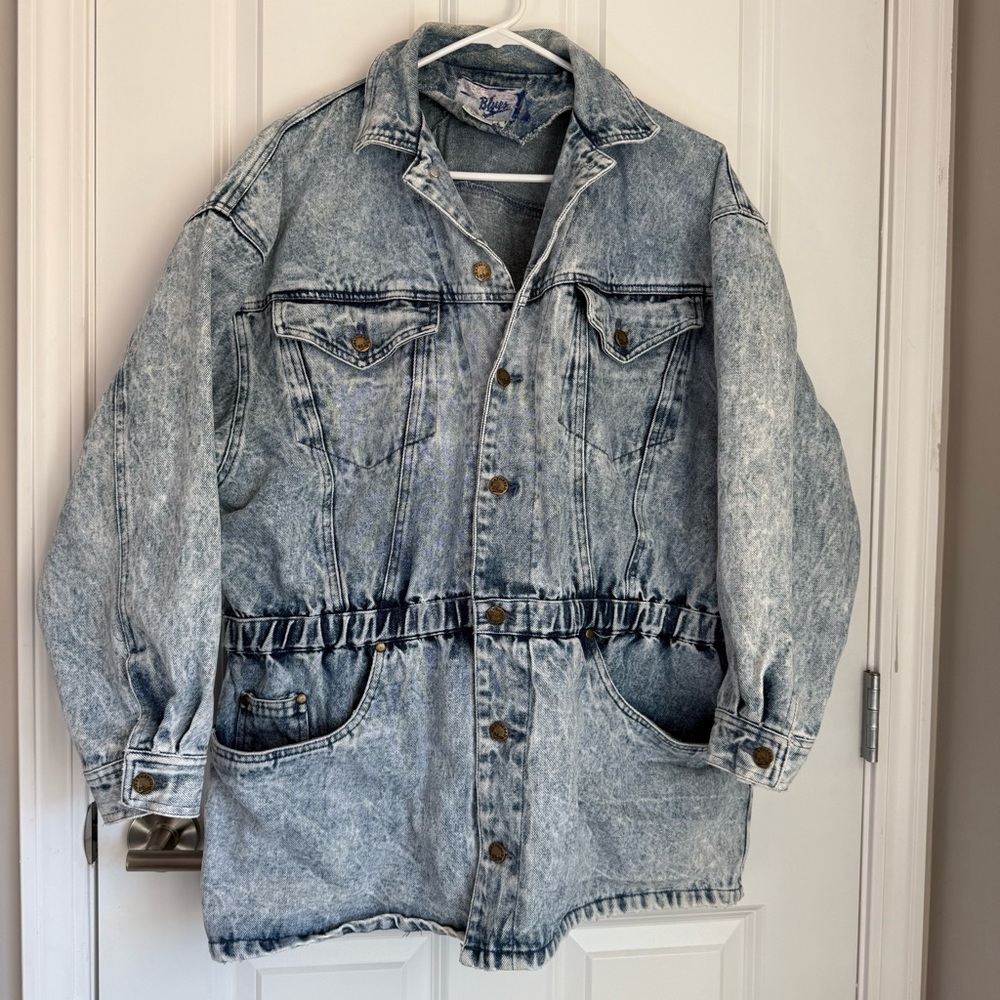 Vintage Weathered Blues Acid-Washed Denim Jacket. Size Large. Accent Pockets